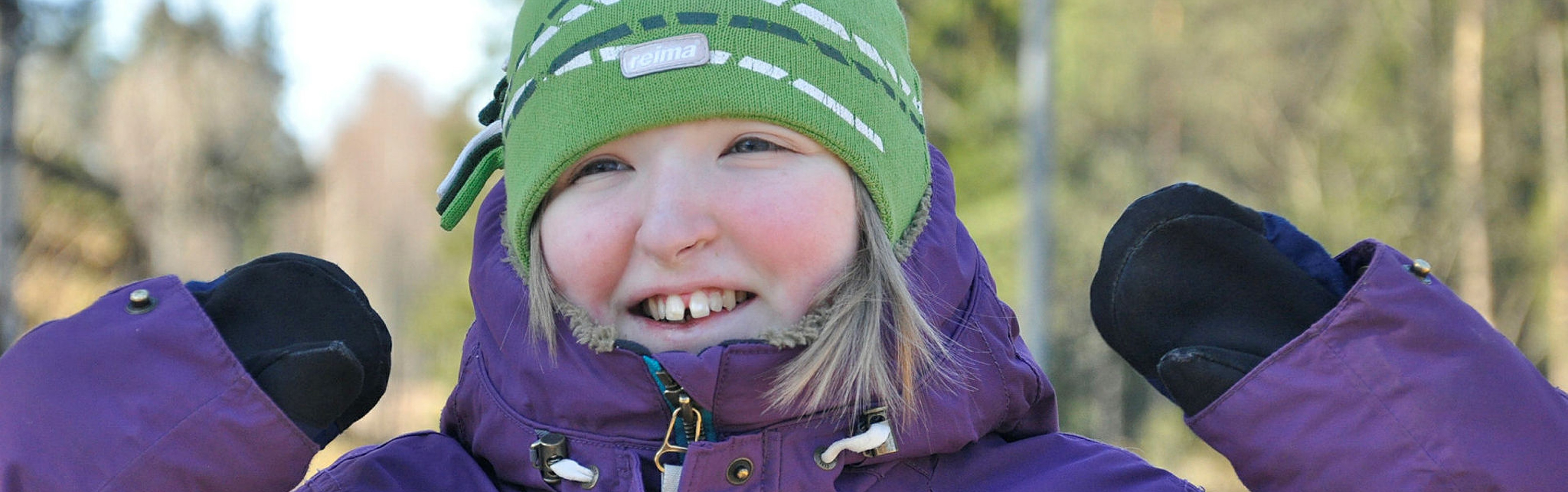 Jente ute på Frambu en høstdag