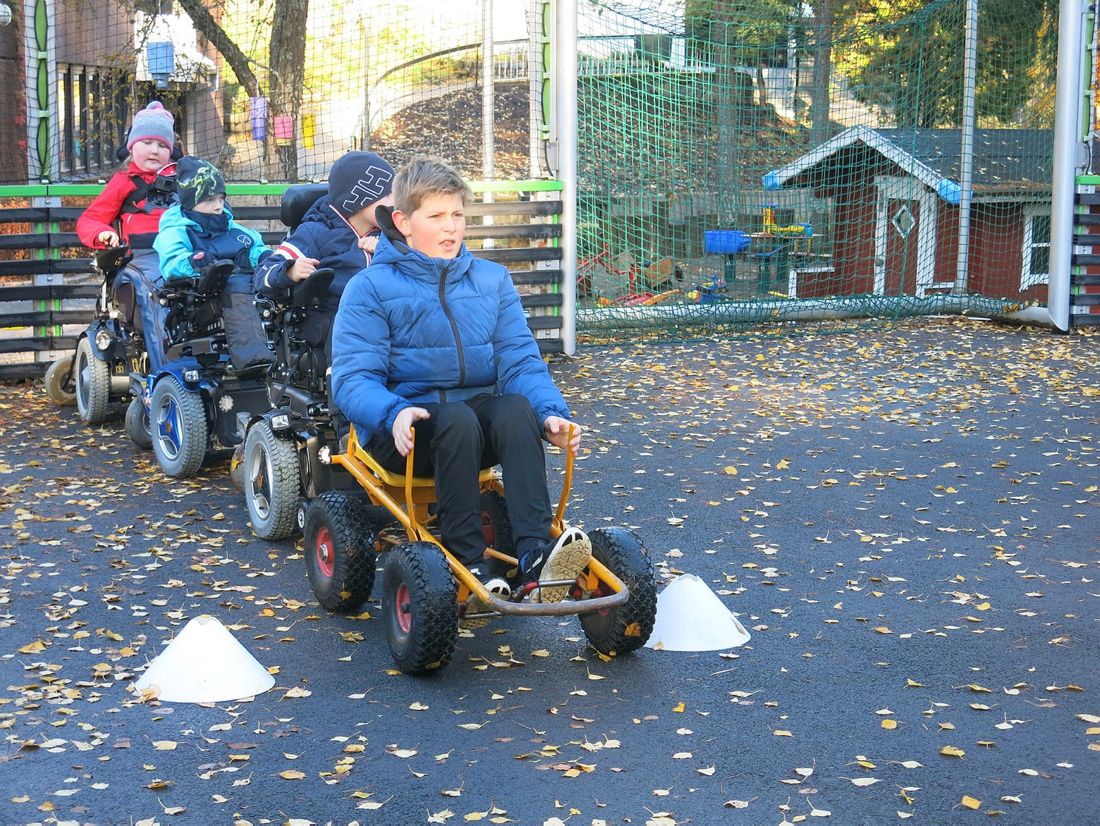 Bildet viser fire gutter som leker sammen ute