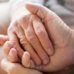 Close up of senior couple holding hands ppvkxq8 768x512