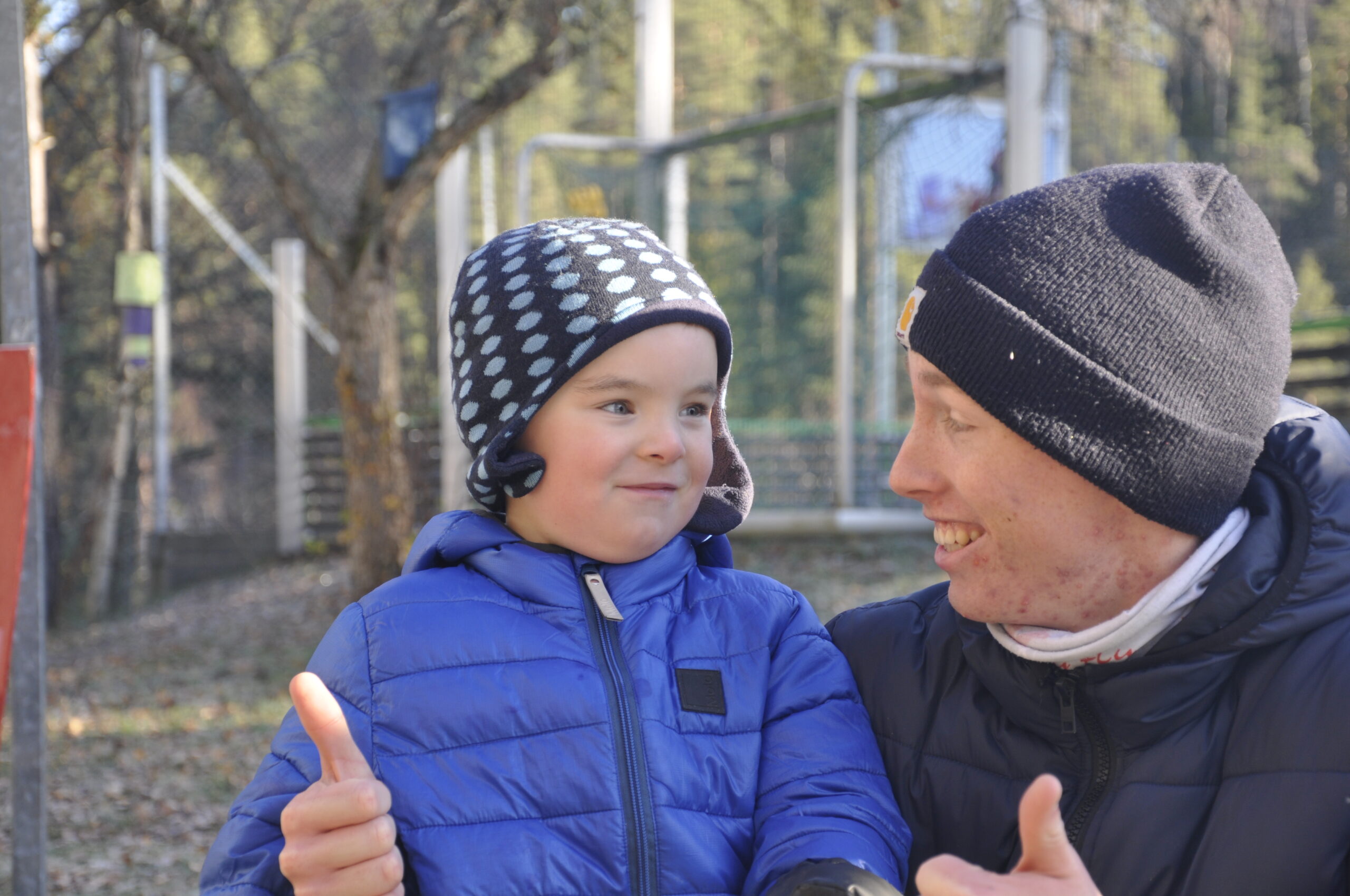 gutt og assistent utendørs