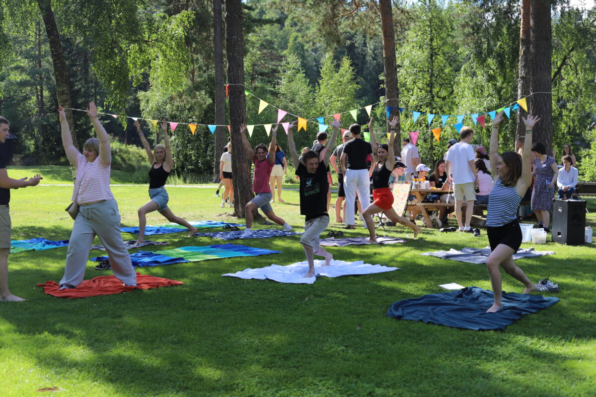 En gjeng som har yoga på sletta
