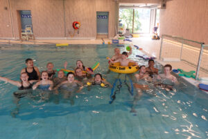 En gruppe samlet i bassenget