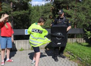 En av deltakerne tester ut en batong