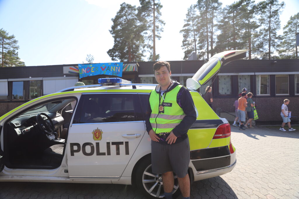 Politiet på besøk med bil og utstyr som deltakerne får se og prøve ut