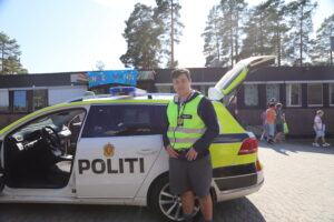 Politiet på besøk med bil og utstyr som deltakerne får se og prøve ut