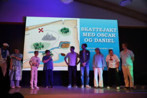 Deltakere og hjelpere fra blå gruppe på scenen