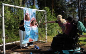 Hjelperne får prøve seg som måltavler for søkkvåte svamper