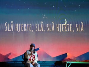 En deltaker synger "Slå hjerte, slå"
