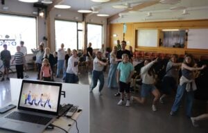 En grupper mennesker øver på dansebevegelser til kveldens disco.