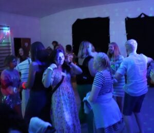 Mennesker koser seg på dansegulvet.