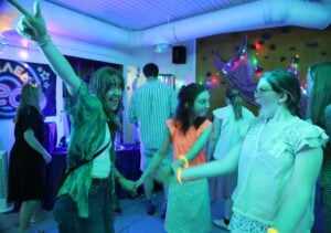 Blide mennesker danser på dansegulvet.