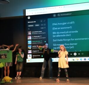 Mennesker danser og synger under show.