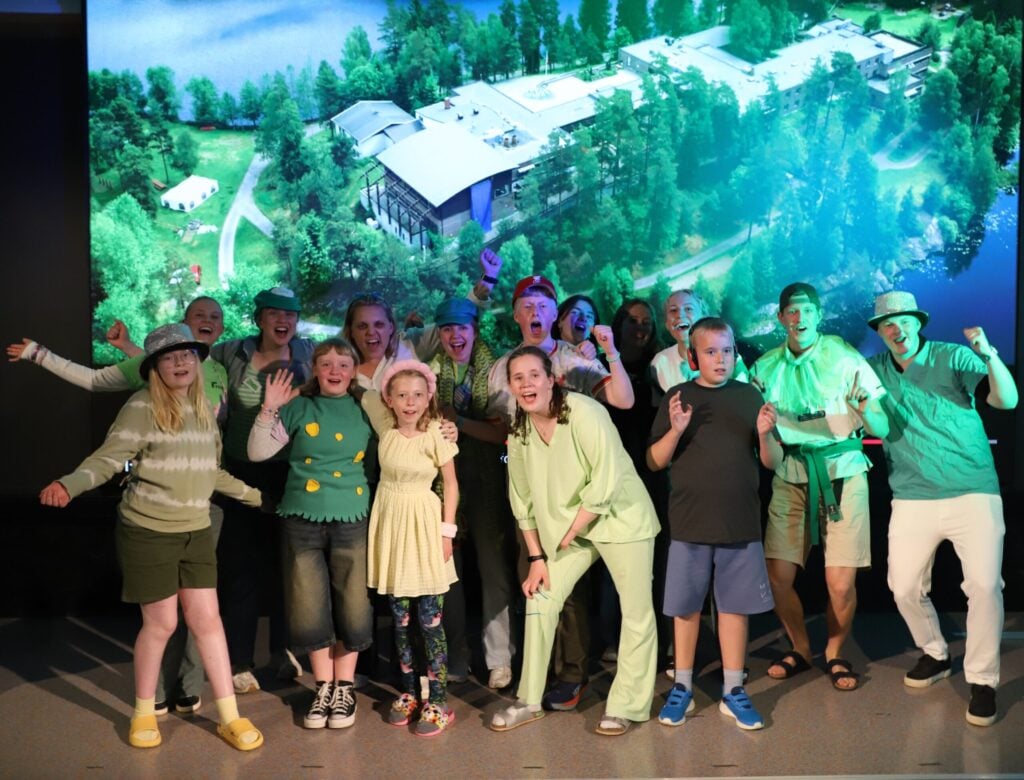 Gruppebilde på scenen etter show