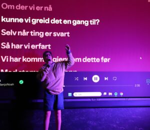 Person synger karaoke på scenen.