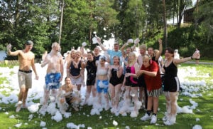 Gruppebilde med skumrester rundt