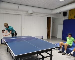 Konsentrert mann skal til å serve i bordtennis.
