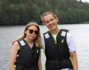 To mennesker i redningsvest smiler til kameraet.