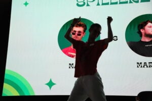 Mann danser på scenen