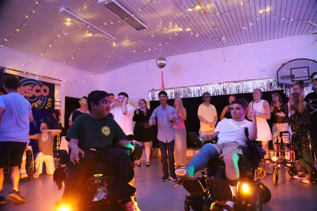 Full fest i gymsalen! Disco med lys i masse forskjellige farger, og mange dansende mennesker