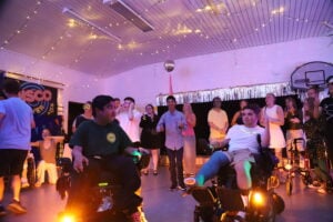 Full fest i gymsalen! Disco med lys i masse forskjellige farger, og mange dansende mennesker