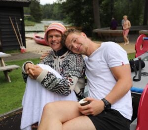 To mennesker sitter og klemmer på sletta.