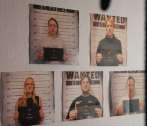 Ettersøktbildene til alle gruppelederne er hengt opp på en vegg.