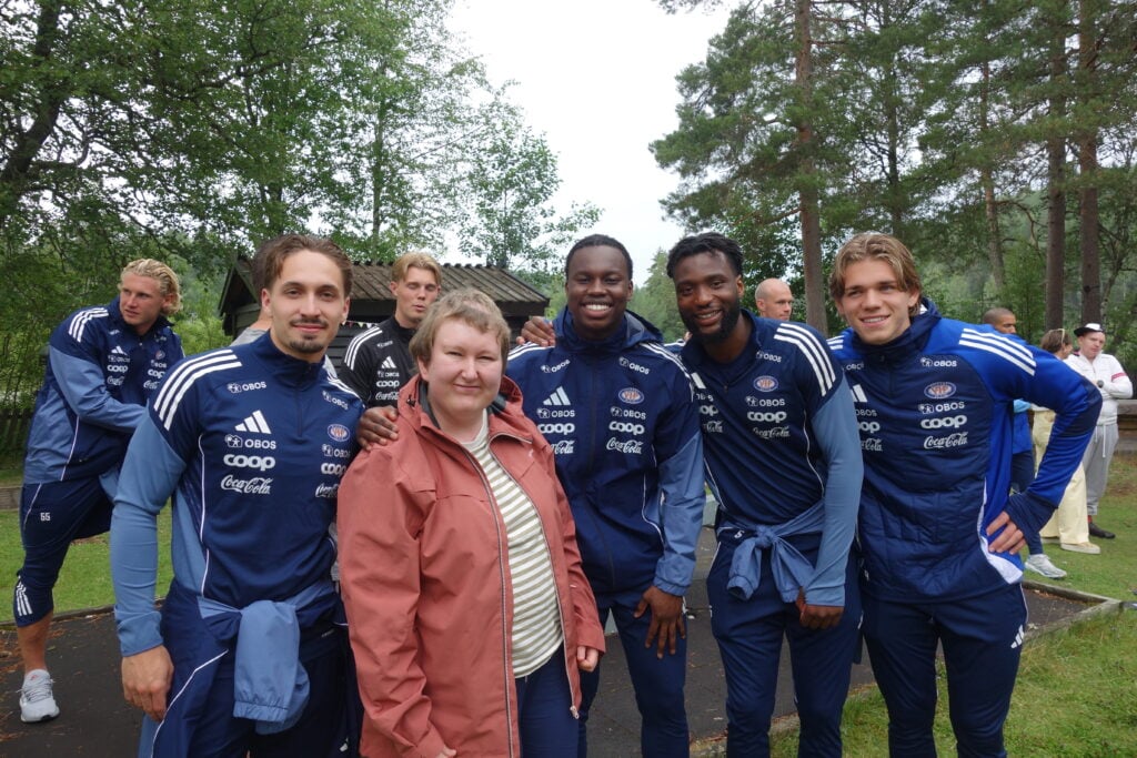 VIF-spillere poserer sammen med supporter