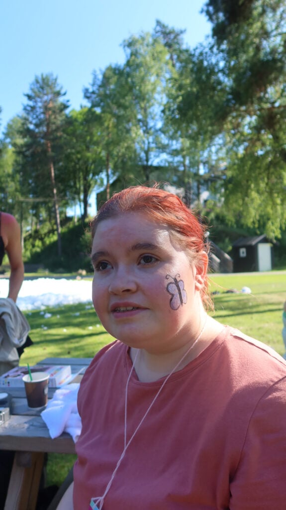 Glad jente etter skumbad på sletta