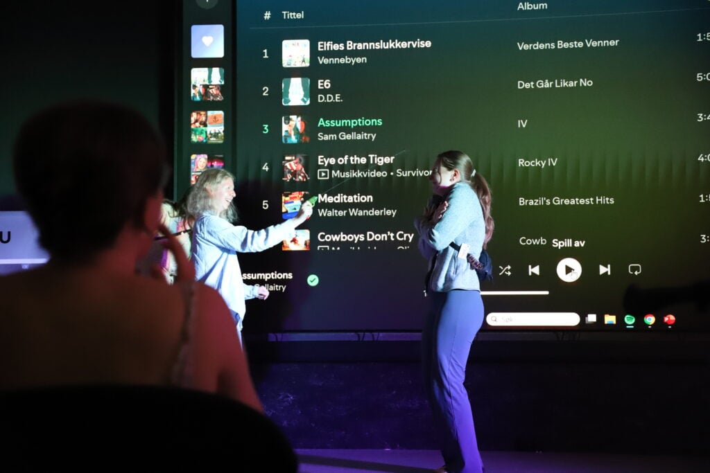 To personer som har show på scenen