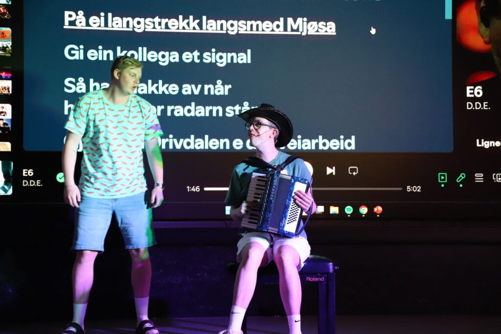 To personer som har show hvor en synger og en spiller trekkspill