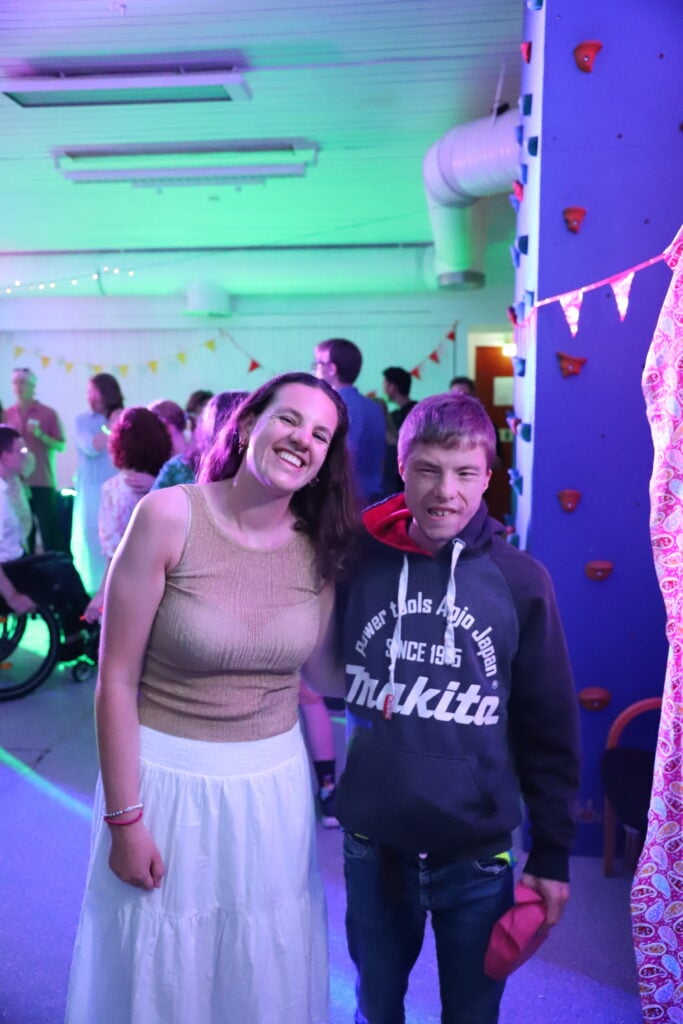 To personer på disco