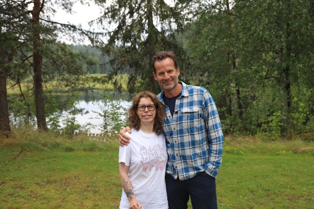 Jon Almaas poserer sammen med en av journalistene