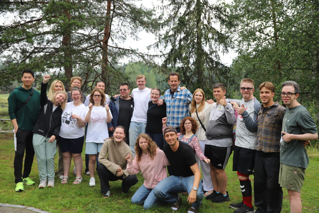 Jon Almaas sammen med Frambujournalistene, gul gruppe