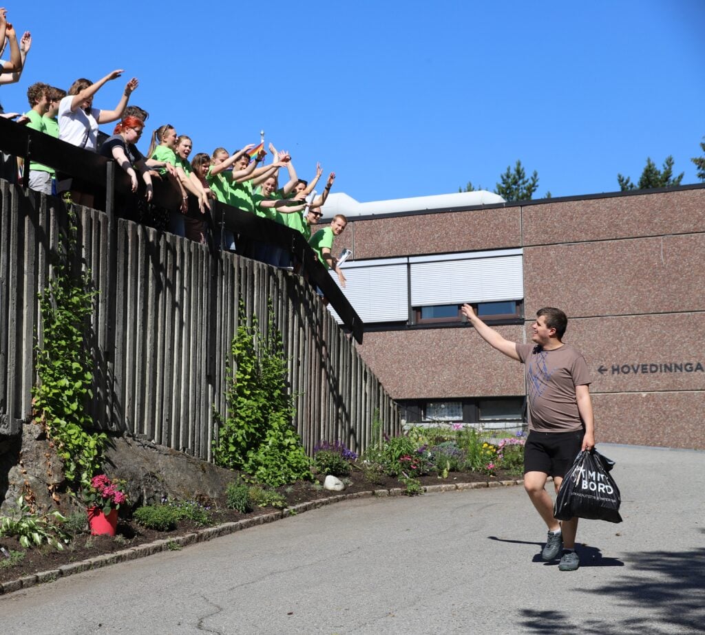 Deltaker som reiser og vinker til alle som gjør Bølgen