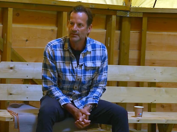 Foto av Jon Almaas som sitter i lavvoen på Frambu