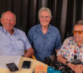 Foto av Arvid Heiberg, Kari Hagen og Lisbeth Myhre i Frambus podkaststudio