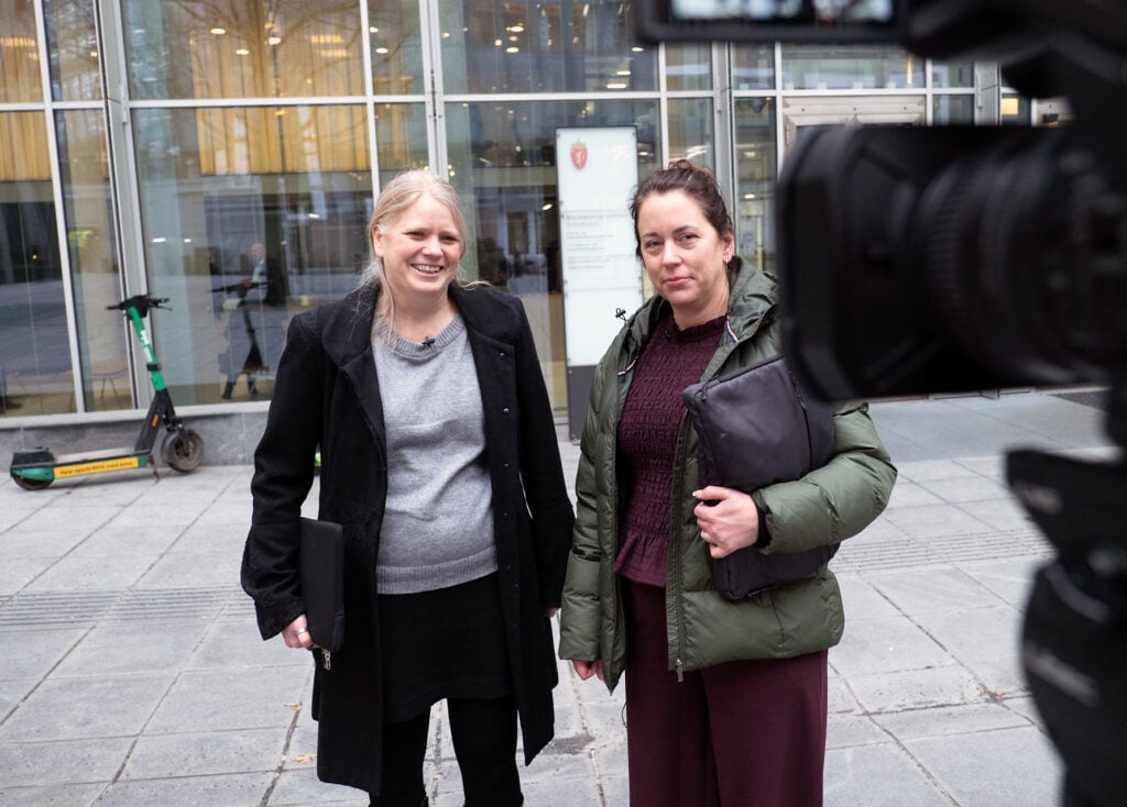 Bilde av Heidi Nag og Ingunn Juel utenfor Helse- og omsorgsdepartementet