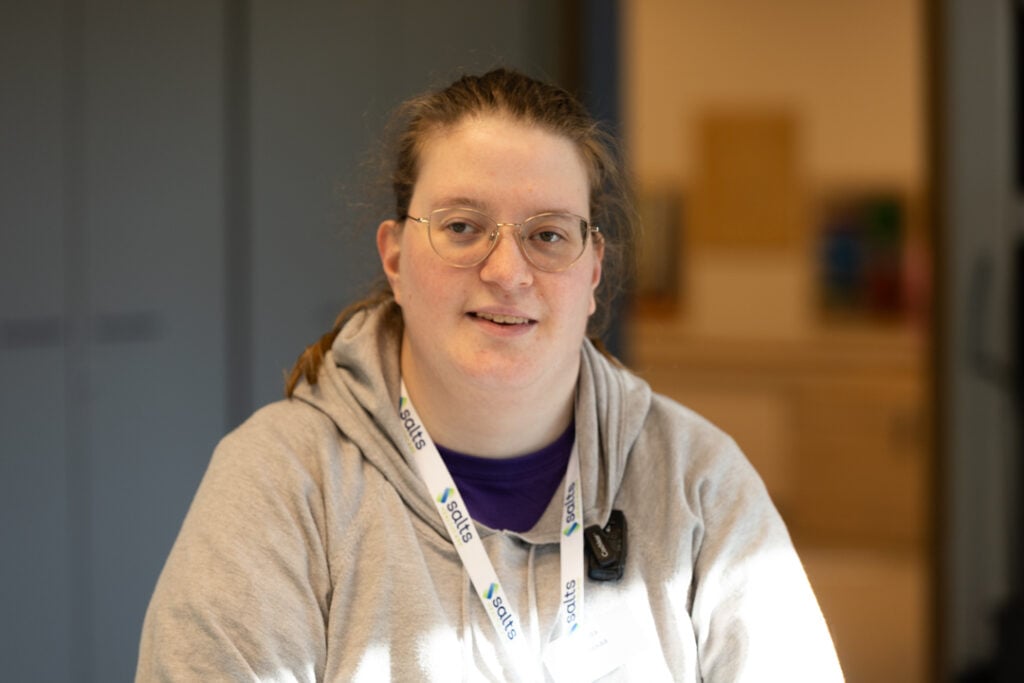 Foto av Frida som smiler til kamera