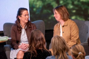 Ingunn og Elisabeth snakker sammen på scenen 