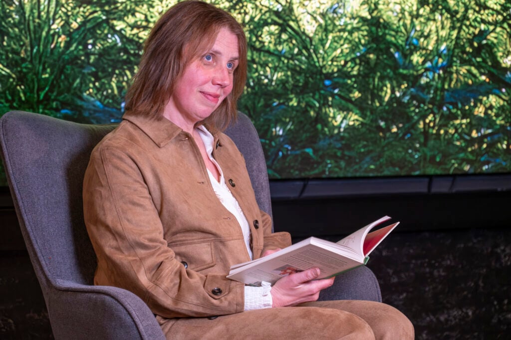 Foto av Elisabeth Dammerud Danielsen som leser fra boken sin