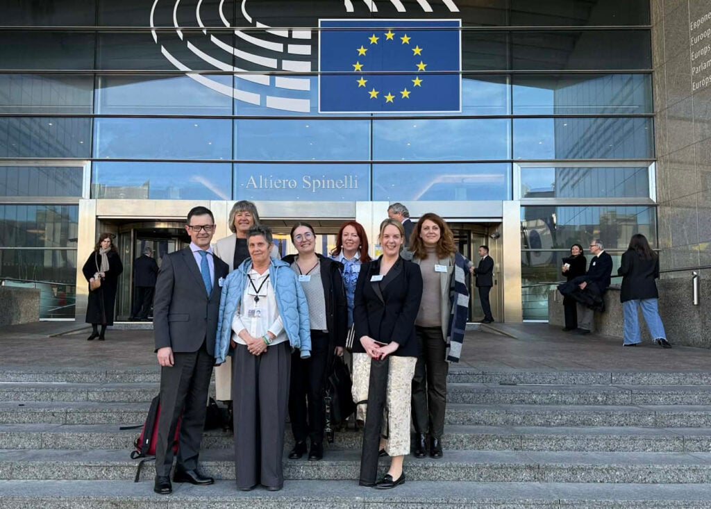 Tonje Elgsås og representanter fra EFNA foran Europaparlamentet