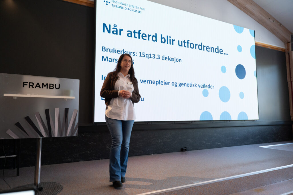 Foto av Ingunn Juel som holder foredrag