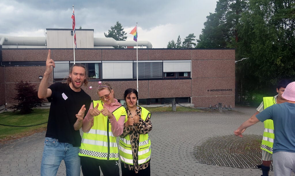 Samling ved inngangen - snart skjer det noe spennende!