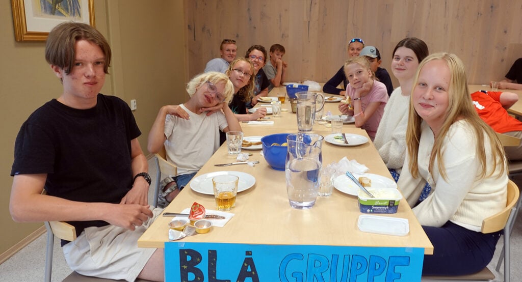 På tide med litt mat. Her sitter Blå gruppe