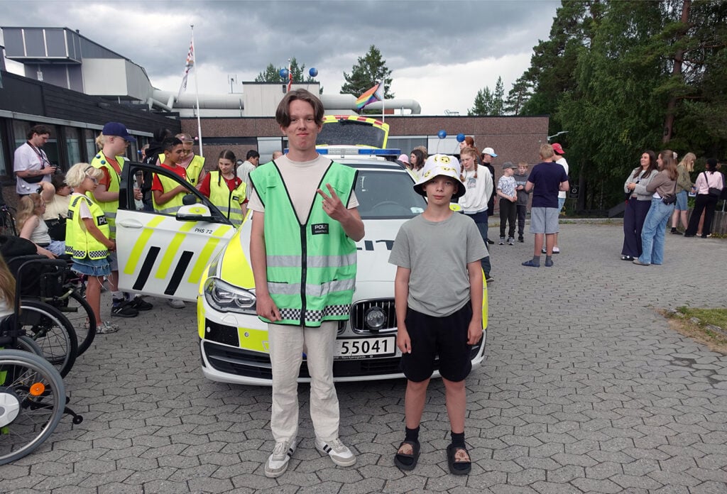Politiet kom på besøk med tjenestebil