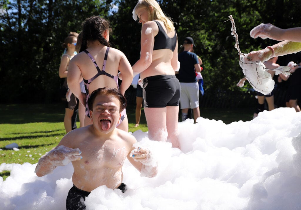 Glimt fra skumparty på sletta