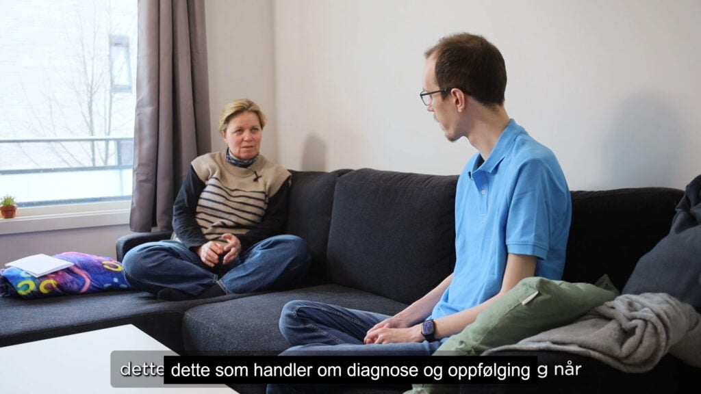 Bilde av Una Stenberg fra Frambu som intervjuer en ung mann med DM1