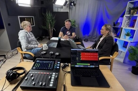 Bilde av tre personer som snakker sammen i studio